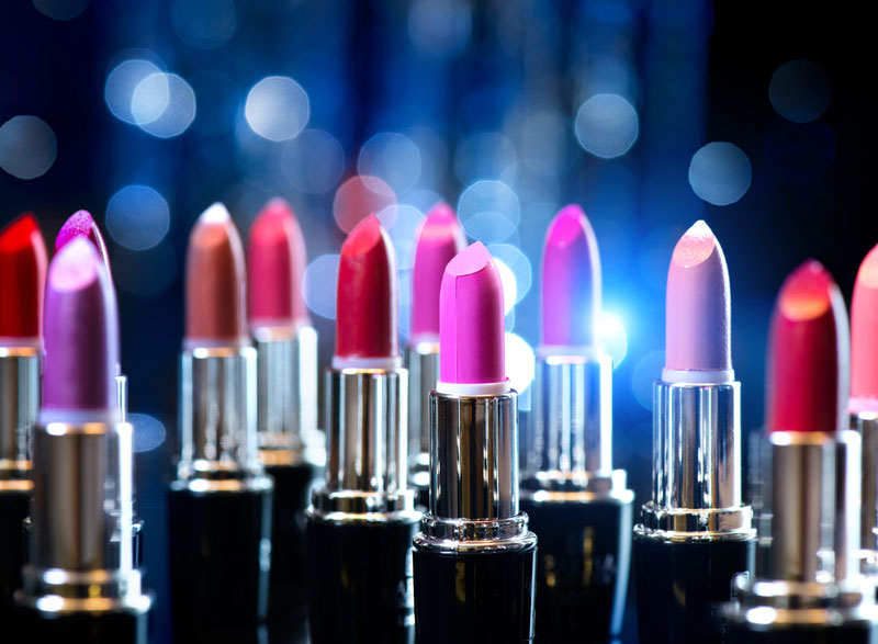 3 Cara Mudah Memilih Lipstik Untuk Bibir Kering
